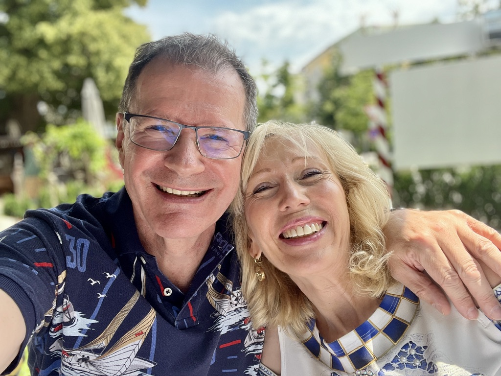 Pitti und Klaus lachen gemeinsam
