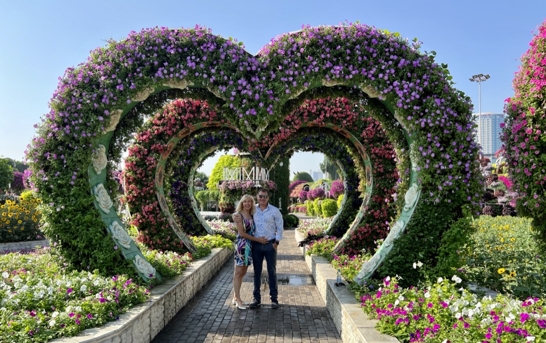 Pitti und Klaus unter einem Herz aus Blumen